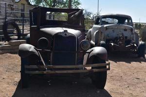 par de carros velhos do lado de fora da loja geral de hackberry foto