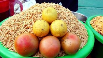 um vendedor ambulante vendendo um famoso lanche crocante - churmura e nam foto