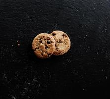 biscoitos de chocolate empilhados caseiros foto
