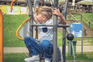 menino brincando no playground. foto