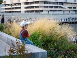 Kazan, Rússia. 30.08.2021. o menino olha pensativo para o lago. criança solitária na festa foto