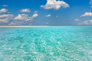 onda do mar azul, lagoa oceânica, espuma branca, praia de areia, água turquesa do oceano close-up, férias de verão. cenário de férias na ilha tropical, modelo de design de banner de viagens turísticas, espaço de cópia foto