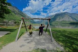 casal balançando de mãos dadas em hallstatt, áustria. foto