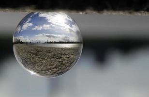 o horizonte de dusseldorf, alemanha, visto através de uma esfera de vidro foto