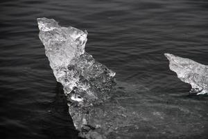 blocos de gelo glacial lavados em terra em Diamond Beach, Islândia foto