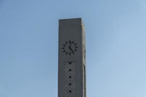 izmir, turquia, torre do relógio e céu azul foto