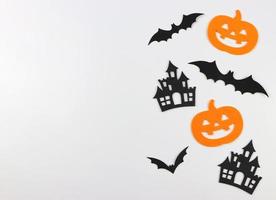 decorações para o feriado de halloween, abóboras de halloween, castelos e morcegos em fundo branco. foto