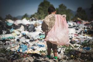 crianças pobres coletam lixo para venda por causa da pobreza, reciclagem de lixo, trabalho infantil, conceito de pobreza, dia mundial do meio ambiente, foto