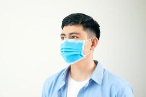 os homens usam máscaras para evitar a poluição do ar, fundo branco, neblina e poluição de poeira e fumaça pm 2,5 nas grandes cidades. foto