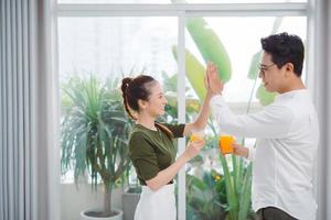 foto de casal asiático feliz trabalhando juntos para o projeto em pé em casa.