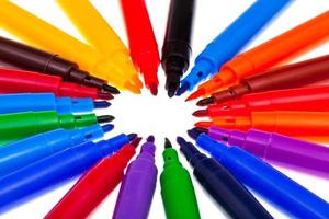círculo de pontas de canetas de feltro multicoloridas foto