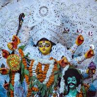 kolkata, índia, 29 de setembro de 2021 - deusa durga com olhar tradicional em vista de perto em um sul kolkata durga puja, durga puja idol, um maior festival hindu da índia foto