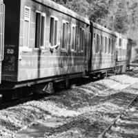 trem de brinquedo movendo-se na encosta da montanha, bela vista, uma montanha lateral, um vale lateral movendo-se na ferrovia para a colina, entre a floresta natural verde. foto