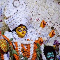 kolkata, índia, 29 de setembro de 2021 - deusa durga com olhar tradicional em vista de perto em um sul kolkata durga puja, durga puja idol, um maior festival hindu da índia foto