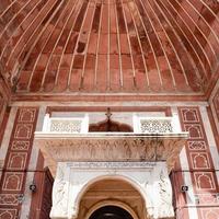 delhi, índia - 15 de abril de 2022 - turistas indianos não identificados visitando jama masjid durante a temporada de ramzan, em delhi 6, índia. jama masjid é a maior e talvez a mais magnífica mesquita da índia foto