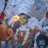 kolkata, índia, 29 de setembro de 2021 - deusa durga com olhar tradicional em vista de perto em um sul kolkata durga puja, durga puja idol, um maior festival hindu da índia foto