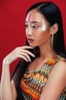 beleza jovem asiática com maquiagem como pocahontas foto