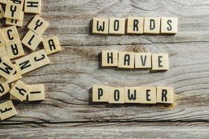 palavras têm cubo de palavra de poder em fundo de madeira, conceito de aprendizagem de língua inglesa foto