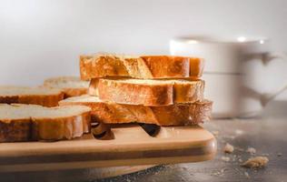pão no café da manhã, com café sobre fundo de madeira rústico com espaço de cópia. café da manhã com café e torradas. foto