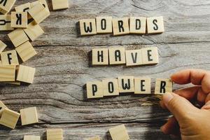 palavras têm cubo de palavra de poder em fundo de madeira, conceito de aprendizagem de língua inglesa foto