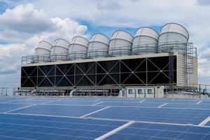 clima quente e conjuntos de torres de resfriamento aumentam a produção de energia, energia alternativa para conservar a energia do mundo, sistemas solares e de resfriamento no telhado. foto