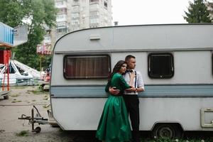 homem e mulher estão escondidos atrás de um trailer foto