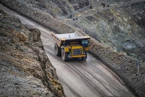 indústria de minas a céu aberto, caminhão de mineração amarelo grande para antracite de carvão. foto