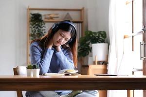lindas mulheres asiáticas se cansam depois de estudar online por um longo tempo, ela está estudando online. o conceito de aprendizagem online devido ao surto de covid-19 para evitar um surto na sala de aula. foto