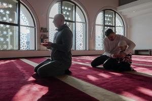 áfrica, 2022 - oração na mesquita foto