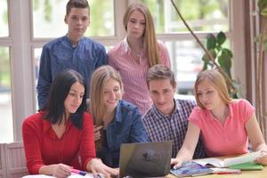 grupo de adolescentes felizes na escola foto