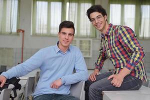 grupo de adolescentes felizes na escola foto