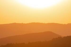 pôr do sol dourado no verão foto