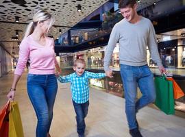 Suécia, 2022 - família no shopping foto