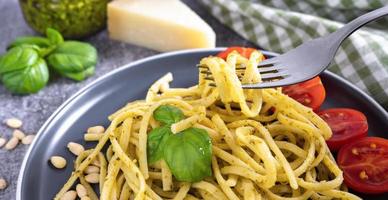 macarrão com molho pesto caseiro fresco e ingredientes alimentares foto