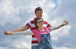 casal jovem romântico apaixonado juntos ao ar livre foto