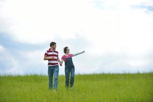 casal jovem romântico apaixonado juntos ao ar livre foto