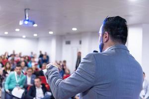 empresário dando apresentações na sala de conferências foto