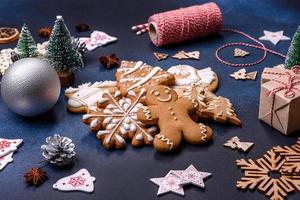 composição de natal com biscoitos de gengibre, brinquedos de natal, pinhas e especiarias foto