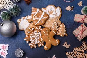 composição de natal com biscoitos de gengibre, brinquedos de natal, pinhas e especiarias foto