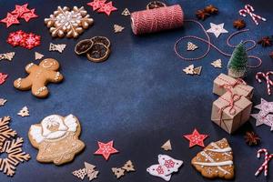 composição de natal com biscoitos de gengibre, brinquedos de natal, pinhas e especiarias foto