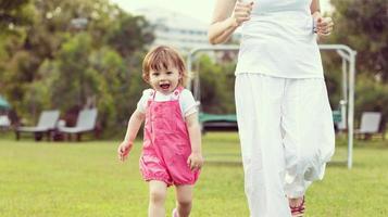 mãe e filha brincando no quintal foto