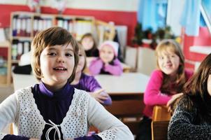 grupo de crianças felizes na escola foto