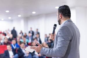 empresário dando apresentações na sala de conferências foto