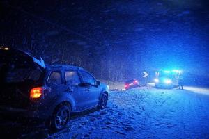 acidente de carro na estrada escorregadia de inverno à noite foto