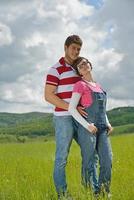 retrato de casal jovem romântico sorrindo juntos ao ar livre foto