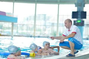 grupo infantil na piscina foto