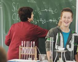 aulas de ciências e química na escola foto