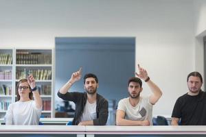 grupo de alunos levanta as mãos foto