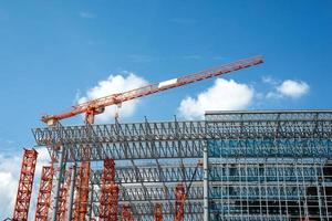 guindaste e construção civil e céu azul foto