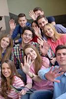 grupo de adolescentes felizes na escola foto